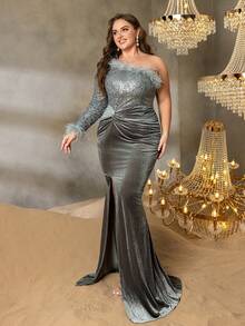 فستان سهرة مقاس كبير للنساء مع تشطيب ريشي أنيق، ياقة أحادية الكتف، وذيل سمكة مندفع، وشق طويل حتى الفخذ، مع جسم مرصع بالترتر بالكامل، وأكمام ريشية، وتصميم مناسب للجسم لحفلات السجادة الحمراء، وحفلات الزفاف، والحفلات المسائية الرسمية، والعشاء الرسمي