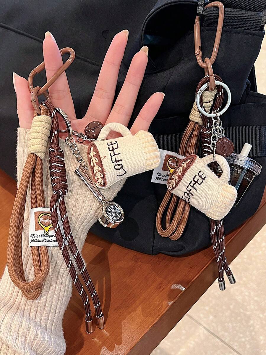 这款布艺咖啡瓶勺、皮革爱心、冰美式咖啡、编织绳装饰钥匙扣兼汽车挂饰，采用可拆卸设计，是咖啡爱好者的理想之选。它也是一份完美的男女皆宜的礼物，适合装饰背包、斜挎包、钥匙和包包挂饰。 - 彩色 - 查看 1