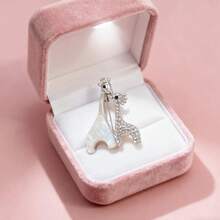 1pc Cute Giraffe Cartoon Fashion Brooch Pin, Versatile Decorative Accessory