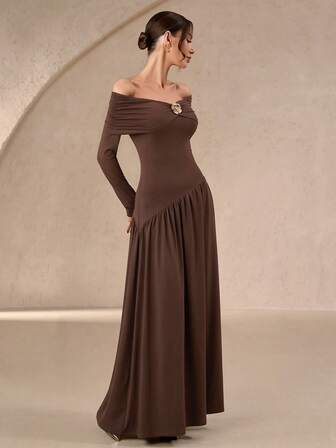 女士优雅精致浪漫时尚露肩金属装饰长袖紧身A字纯色连衣裙，适合秋夏季节，可作茶会礼服或婚纱穿着。