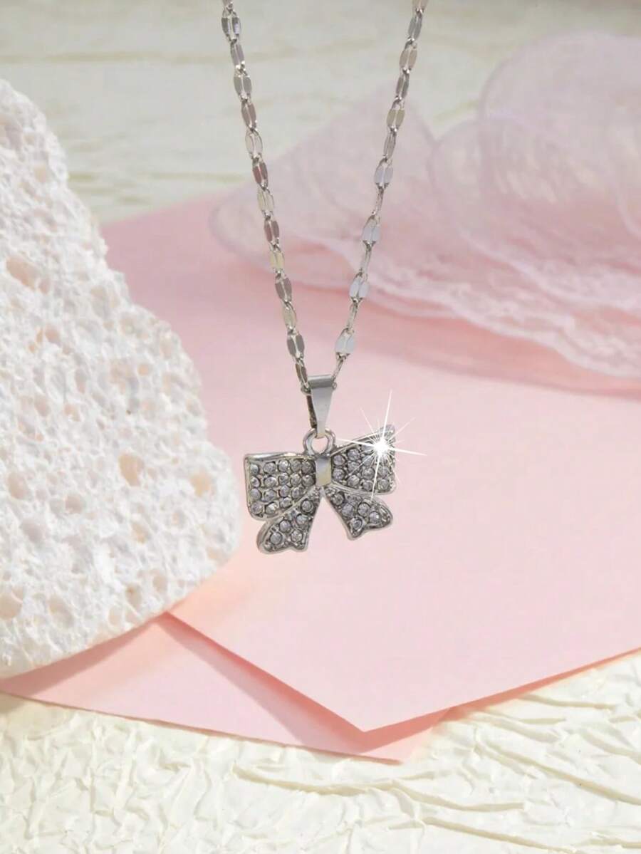 A Fashionable, Simple And Versatile Women's Necklace With Inlaid Rhinestones And A Three-Dimensional Bow - Silver - View 1