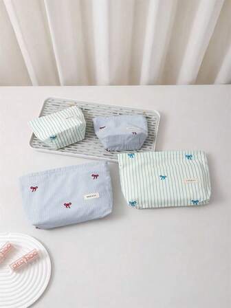 1个可爱蝴蝶结化妆包 | 大号条形化妆包，适合女孩 | 甜美收纳包 | 少女礼物 | 女士夏季化妆包 | 法式化妆包 | 复古化妆品收纳包 | 旅行洗漱包，可装化妆刷、护肤品和凝胶指甲油 - 送给女孩、朋友、生日、婚礼、派对和母亲节的完美礼物，包含化妆用品、化妆工具和收纳包 | 旅行用品