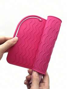 1pc Heat Resistant Mat For Hair Styling Tools, Universal Size Fits Straighteners And Curling Irons, Made Of Heat-Resistant Silicone Material, Convenient For Storage And Travel. This Heat Mat Is Made Of Heat-Resistant Silicone Material, Which Can Effectively Protect Your Hair Styling Tools, Suitable For Commercial Settings Like Restaurants And Hotels.