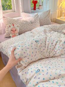 四件套双面床品套装，柔软舒适，卧室床品，可爱小狗蝴蝶结图案，透气柔软，四季皆宜。套装包含：1个被套、1个床单、2个枕套（不含填充物），适用于卧室、宿舍、家庭使用，多种尺寸可选。 - 紫色 - 查看 4