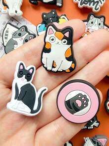 23 pièces Série chat, Série histoire de chat, Matériau PVC, Accessoires de chaussures chat, Charms de chaussures chat mignons, Divers crochets de chaussures chat, Convient pour les sacs de plage, porte-clés, fêtes DIY, Noël, Saint-Valentin, Halloween et autres occasions - Blanc - Voir 10