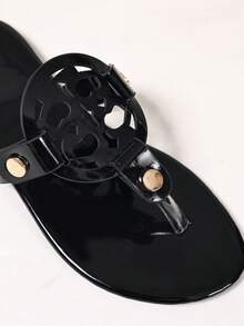 2026新款大码女式镂空平底人字拖凉鞋 - 休闲百搭 - 夏季新品 - 舒适休闲 - 日常穿着 - 海滩度假 - 镂空设计 - 露趾 - 平底鞋 - 卡其色 - 低跟 - 休闲风格 - 工作通勤 - 派对庆典 - 夏季 - 米色、黑色、白色、红色、金色、银色、棕色、合成材料 - 黑色 - 查看 6