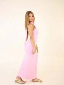 Vestido longo rosa feminino com decote assimétrico de um ombro só, detalhe no pescoço, fenda lateral elegante e modelagem que valoriza a silhueta; peça moderna, leve e sofisticada para festas, jantares, eventos, verão e ocasiões especiais; tecido confortável, caimento fluido e estilo marcante para criar um look delicado e fashion. Festas fim de ano, festas, baladas, jantar. Verão 2026, carnaval. Moda Blogueira. - Rosa Bebê - Visão 3