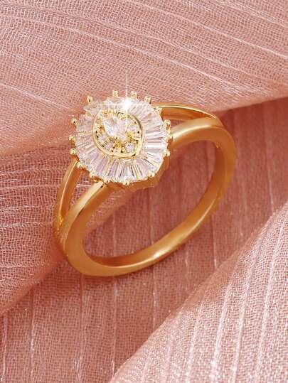 خاتم رجالي فاخر وأنيق، مرصع بالزركونيا اللامعة، مناسب للارتداء اليومي العادي، ويمكن استخدامه أيضًا كخاتم خطوبة أو زواج فاخر