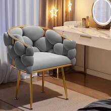 Sillón de Lujo Moderno en Gris y Detalles Dorados con Respaldo Acolchado - Estructura Metálica Robusta, Silla Individual para Dormitorio, Oficina o Estudiante Universitario. Fácil Montaje Requerido, Cómoda Butaca Elegante Diseño Curvo, Relleno Espumoso e Patas Metalizadas doradas Para Decoración Hogareña Sofisticada - Gris Claro - Ver 2