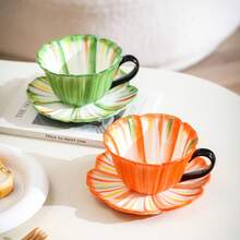 1 Juego de taza y platillo con pétalos a rayas de colores arcoíris pintados a mano, taza de café de cerámica con colores contrastantes artísticos, taza con forma de flor de estilo retro para el té de la tarde