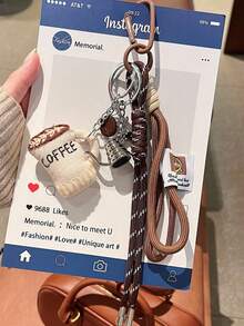 这款布艺咖啡瓶勺、皮革爱心、冰美式咖啡、编织绳装饰钥匙扣兼汽车挂饰，采用可拆卸设计，是咖啡爱好者的理想之选。它也是一份完美的男女皆宜的礼物，适合装饰背包、斜挎包、钥匙和包包挂饰。 - 彩色 - 查看 6