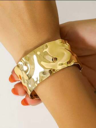 一款不规则的女士时尚手链，采用铁合金技术，完美融合女性脊梁之美，凸显女性气质，结合当前流行的爆炸元素。