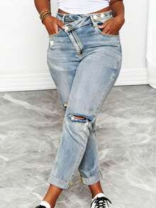 Plus-Size Women's Light Blue Ripped Jeans With A Slanted Waist And Distressed Details. Features Include Ripped Pockets, An Irregular Waist For Everyday Wear, School, Office, Or Travel, Large Distressed Holes, Frayed Edges, A Street-Style Straight Leg, And A Versatile, Casual Look. These Retro-Inspired, Slimming Denim Jeans Are Perfect For A Sexy, Retro Vibe. - 淺色水洗藍 - 查看 7