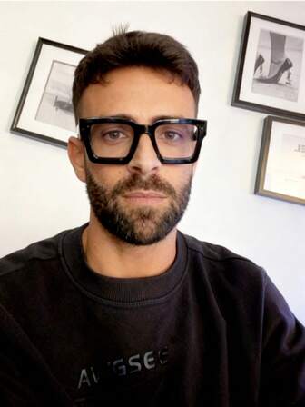 一副黑色厚框复古个性化无度数眼镜，适合休闲佩戴、旅行、日常使用