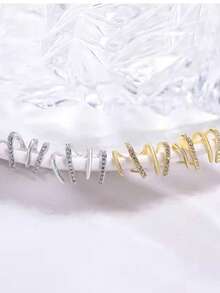 一对镶嵌水钻的四爪耳环，设计简约独特，适合女性休闲万圣节佩戴。 - Earrings - 查看 7