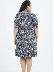 Women's Plus Size Dress In Printed Viscose Fabric, Midi Length, Sport Collar Followed By A V-Neck And 3/4 Sleeves With An Internal Drawstring Detail Offering An Adjustable Option. It Has A Yoke On The Shoulders, A Thin Elasticated Waist, A Side Closure With An Invisible Zipper Followed By A Wide Ruffled Hem, And At The Back, The Collar Matches The Front Collar Finished With A Cutout. A Unique Piece Ideal For Creating Your Summer Looks! _x000D_
Our Size L Has A Length Of 100 Cm. - 黑色 - 查看 3
