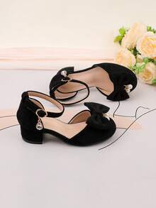 花童鞋，适合婚礼、派对、节日等场合，适合所有年龄段的女孩，经典舒适百搭的小童鞋，时尚黑色蝴蝶结珍珠高跟鞋，适合正式场合、表演、芭蕾舞、公主鞋。