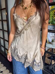 Women Lace Trim Satin Cami Tops Spaghetti Straps Deep V-Neck Silk Camisole Tops Asymmetrical Tank Tops Backless Lace Patchwork Party Going Out Tops - 淺灰色 - 查看 4