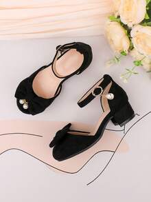 花童鞋，适合婚礼、派对、节日等场合，适合所有年龄段的女孩，经典舒适百搭的小童鞋，时尚黑色蝴蝶结珍珠高跟鞋，适合正式场合、表演、芭蕾舞、公主鞋。