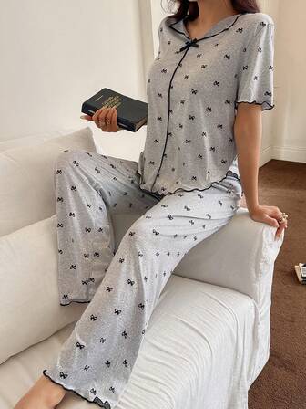 Conjunto de pijama de 2 piezas con top de manga corta y pantalones, de tela de seda de leche, diseño de parte delantera corta y parte trasera larga, con cuello en V, lazo decorativo y estampado, en color gris claro, con ribete de contraste, estilo casual y minimalista, cómodo