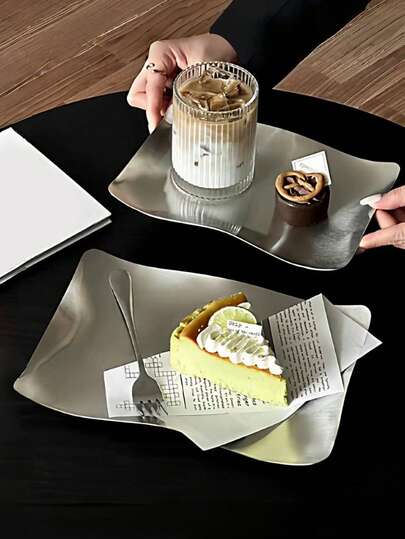 1 pièce Plateau ondulé en acier inoxydable de style Ins, assiette à dessert irrégulière de niche rétro, assiette rectangulaire minimaliste, convient pour le café, le gâteau et le dessert, la soucoupe de tasse à thé de l'après-midi. Applicable pour le restaurant, le salon, la maison, le mariage, les rassemblements, les fêtes. Couleur argent, forme irrégulière, plateau ondulé.