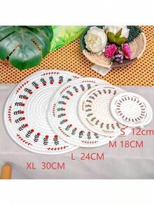 手工编织圆形餐垫套装 - 棉麻材质，耐热、柔软、耐用，饰有可爱花卉图案 - 非常适合放置杯子、碗、锅等。 - 小花 - 查看 4