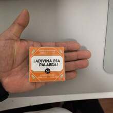 Adivina Esta Palabra - Un popular juego de cartas en miniatura en español con 50 cartas, ideal para reuniones con amigos y familiares, así como para regalos festivos. Este juego de cartas aumenta el disfrute y es una gran compra.