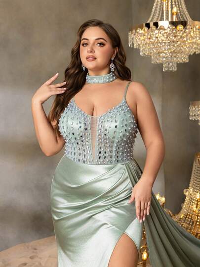 Denna formella aftonklänning i plusstorlek för kvinnor har fina spaghettiband, hög slits och är utsmyckad med pärlor och kristallstrass. Det åtsittande livstycket, den eleganta utsvängda kjolen i sjöjungfrustil och de tunna tygdetaljerna skapar en sofistikerad och graciös look. Det är det perfekta valet för att delta i smokingmiddagar, formella galor, lyxiga mottagningar, välgörenhetsbaler och prisutdelningar.