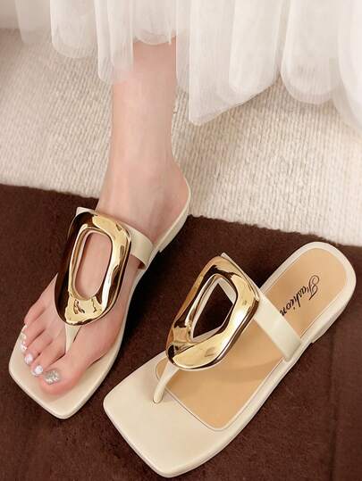 A Pair Of Girls' Baita Square Toe Open Toe Clip Toe Casual Metal Buckle Herringbone Girl's Sandals