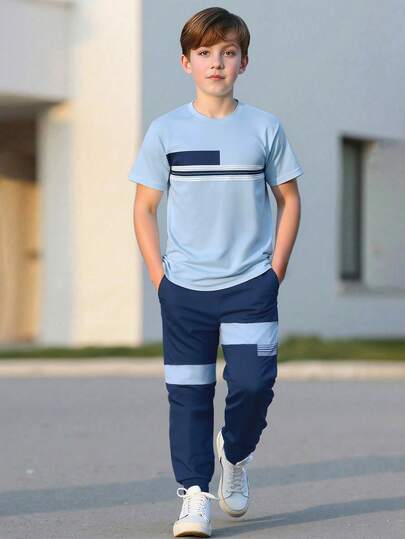 Set de 2 piezas con parte superior de manga corta con estampado de rayas y contraste de color y pantalones para niños, conjunto informal y deportivo de color azul claro y azul marino para primavera/verano