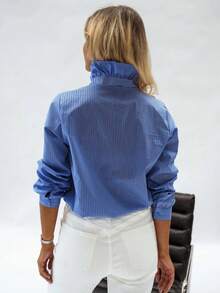 Blusa de mujer con cuello con volantes, manga larga con puño regular, abotonada al frente y de largo regular, con diseño de rayas tejidas - azul real - Ver 3