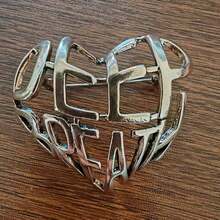 1枚镂空字母心形胸针，时尚配饰，派对佩戴，金色大号别针，日常佩戴