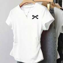 T-shirt preta estilo Y2K para mulheres com estampa de laço branco, bainha franzida, ajuste fino, decote redondo, manga curta, casual e versátil, lavável à máquina, essencial para primavera/verão/outono, t-shirt de uso diário | Moda Y2K | Tecido elástico - Branco - Visão 1
