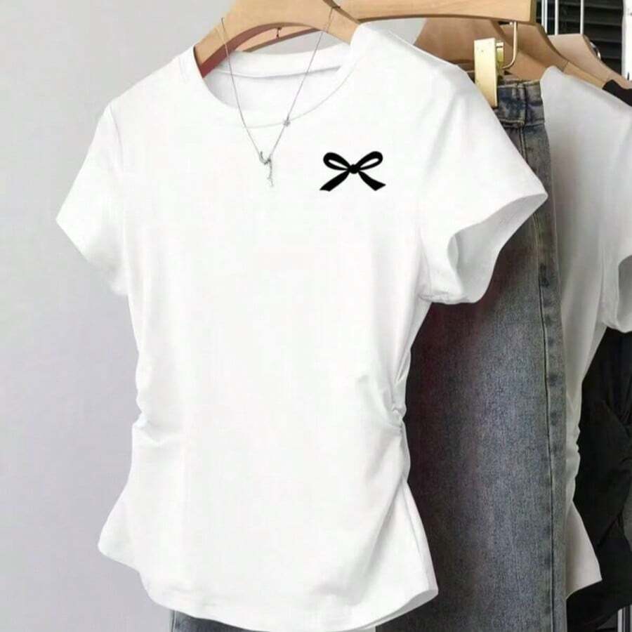 T-shirt preta estilo Y2K para mulheres com estampa de laço branco, bainha franzida, ajuste fino, decote redondo, manga curta, casual e versátil, lavável à máquina, essencial para primavera/verão/outono, t-shirt de uso diário | Moda Y2K | Tecido elástico - Branco - Visão 1