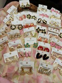 18. These White Circular Butterfly/Flower/Leaf-Shaped Earrings Made Of Stainless Steel Come In Various Styles And Are Suitable As Gifts For Women On Special Occasions.