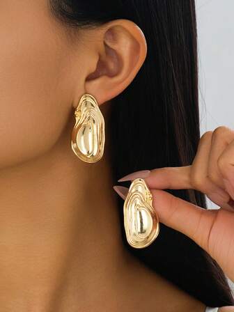 1 par de pendientes de botón asimétricos con forma de concha de color dorado para mujeres