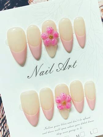 1 pezzo di unghie finte applicate a mano. Unghie finte di media lunghezza a forma di mandorla, alla moda e carine, stile french rosa, decorazioni floreali 3D fatte a mano, di alta qualità, riutilizzabili. Adatte per uso quotidiano o occasioni speciali.