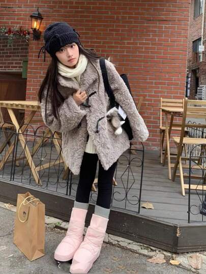 女士复古仿皮草外套 - 时尚短款，落肩设计，单排扣，牛角扣，纯色休闲外套，适合秋冬季节，宽松版型，冬季时尚，复古风格，蓬松质感，吸睛单品，秋季外套，优雅设计，触感柔软，时尚大衣，女士款