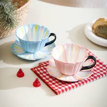 1 Juego de taza y platillo con pétalos a rayas de colores arcoíris pintados a mano, taza de café de cerámica con colores contrastantes artísticos, taza con forma de flor de estilo retro para el té de la tarde