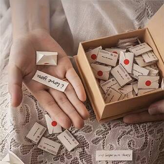 3-i-1-hälsningskort/kuvertset (90 st/180 st), festpresentpaket med flera artiklar, gör-det-själv-minikuvert, examenspresenter/tillbaka till skolan/alla hjärtans dag/mors dag/årsdagspresenter, utsökta presenter med posten till vänner, släktingar och föräldrar.