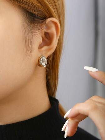 TONSI 一对奢华简约高端精致品质18K镀金不锈钢立方氧化锆水滴形夹式耳环和几何耳钉，适合女性在度假、工作、日常、派对、聚会等场合佩戴。