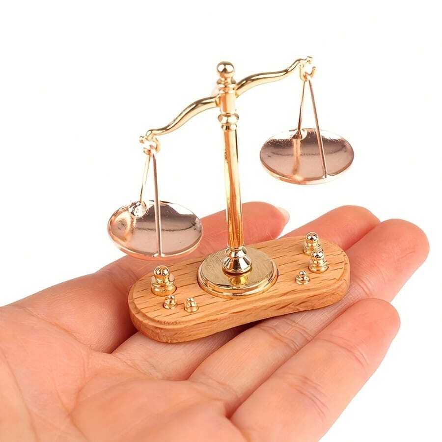 Mô hình cân bằng mini bằng vàng tỷ lệ 1:12 - Bản sao cổ có bánh răng hoạt động, cấu trúc kim loại, không cần điện, hoàn hảo để trưng bày cảnh/mô hình và trang trí máy tính để bàn, hoàn hảo cho các sự kiện lễ tốt nghiệp, phụ kiện nhà mini - Vàng - Xem 1