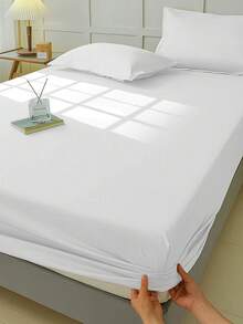 Jednokolorowe prześcieradło z gumką, wygodne i odpowiednie na każdą porę roku. Dostępne w wielu kolorach i rozmiarach. Cena dotyczy samego prześcieradła z gumką, poszewki i wkłady do poduszek nie są dołączone. Nadaje się do sypialni, pokoi gościnnych i hoteli. Niezbędny element wyposażenia sypialni – nowoczesna pościel, prosty design i wygoda. Doskonały prezent na Walentynki i Dzień Matki. - Biały - Zobacz 2