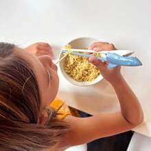 Fred Munchtime - Palillos de plástico  para alimentos, sin , palillos de entrenamiento para niños, divertido utensilio de comida para comedores quisquillosos, utensilio fácil de usar para(Tiburón) - Multicolor - Ver 7