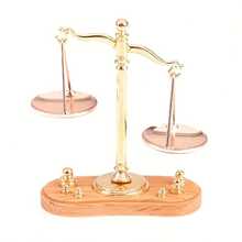 Mô hình cân bằng mini bằng vàng tỷ lệ 1:12 - Bản sao cổ có bánh răng hoạt động, cấu trúc kim loại, không cần điện, hoàn hảo để trưng bày cảnh/mô hình và trang trí máy tính để bàn, hoàn hảo cho các sự kiện lễ tốt nghiệp, phụ kiện nhà mini - Vàng - Xem 2