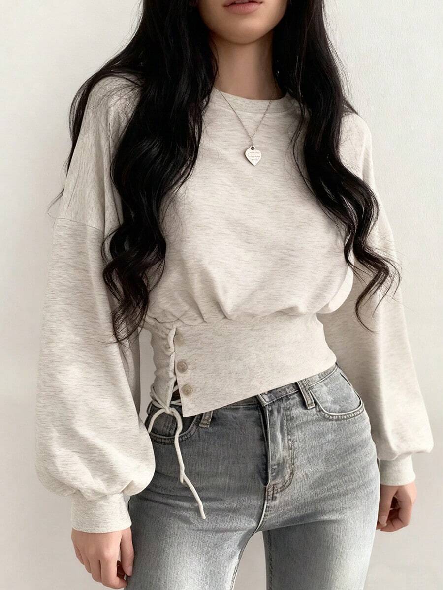 Cuello redondo corbata botón cintura delgada manga larga corta sección jersey jersey Sudadera corta de manga larga con cuello redondo, botones, cintura ajustada y corte entallado para mujer, estilo chic coreano otoñal. Sudadera con botones, cintura ajustada, corte entallado, cuello redondo y mangas acampanadas, estilo informal. - Gris Claro - Ver 1