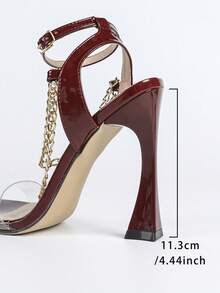 Jin Bei Qi Giày sandal cao gót mũi vuông màu trơn bằng da bóng, trang trí dây xích kim loại, quai trong suốt bằng nhựa dẻo, khóa cài mắt cá chân, hở mũi, thích hợp cho các hoạt động ngoài trời, dự tiệc, tiệc tùng, lãng mạn, phù hợp với trang phục xuân hè. - Màu Đỏ Sâu - Xem 3