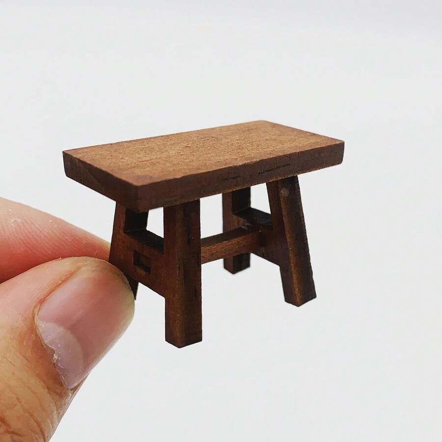 Ghế đẩu gỗ mini tỷ lệ 1/12 để trang trí - Tự tay làm mô hình nhà bếp/phòng khách thu nhỏ - Món quà hoàn hảo cho trẻ em. Ghế đẩu gỗ cổ điển mini tỷ lệ 1:12, thích hợp để trang trí nhà cửa. (Sản phẩm làm thủ công bằng gỗ, kết cấu không đồng đều hoặc sai lệch nhỏ về hình in là điều bình thường.) - Màu Tím - Xem 1