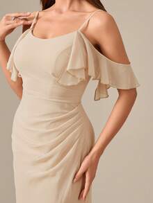 無袖褶皺雪紡洋裝，高開叉設計