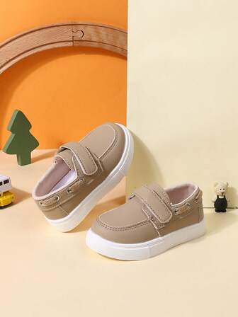 Nuevas zapatillas deportivas blancas casuales, versátiles y antideslizantes para niños, zapatos planos de campus para deportes